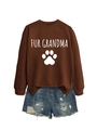 Détail du sweat Fur Grandma marron assorti avec un short en jean délavé et usé - S / Café (Police Blanche)