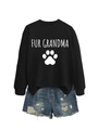 Détail d'un sweat-shirt noir arborant le texte FUR GRANDMA et des motifs de pattes - S / Noir (Police Blanche)