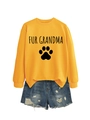 Détail du sweat Fur Grandma jaune associé à un short en jean vieilli pour un look décontracté - S / Jaune (Police Noire)