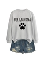 Mise à plat d'un sweat-shirt gris Fur Grandma avec patte de chien et short en jean - S / Gris (Police Noire)