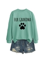 Détail du sweat vert menthe avec imprimé FUR GRANDMA et short en jean vieilli - S / Vert Clair (Texte Noir)