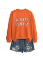 Mise à plat d'un sweat orange Favorite Auntie avec un short en jean usé - S / Orange