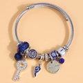 Bracciale in cavo d'argento con cristallo blu, ciondolo chiave e pendenti incisi su arancione - Stile Argento Con Ciondoli Multipli (wl063125)