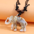 Dettaglio ravvicinato del ciondolo a elefante con motivi etnici e cordino nero - 40CM / Stile Elefante (150622235)