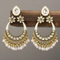 Boucles d'oreilles ethniques en émail blanc plaqué or avec pampilles de perles blanches - Blanc (121509)