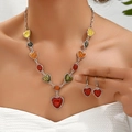 Set gioielli chic con collana con ciondoli a cuore colorati e orecchini su una modella - Set Stile Ambra Cuore (023090827)