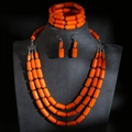 Dreiteiliges Schmuckset mit mehrlagiger Kette, Armband und Ohrringen aus orangen Perlen - Oranges Set (4052213)