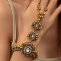Pulsera con anillo vintage dorada con flores de cristal y detalles bohemios brillantes - Blanco (23030485)