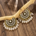 Boucles d'oreilles ethniques en forme d'éventail avec émail et perles sur support en bois - Blanc