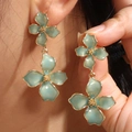Elegante mintgrüne doppellagige Blumenohrringe mit goldenem Rand für Damen im Trend - Minzgrün