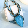 Collier bohème multicouche avec pendentif goutte en turquoise et strass bleus brillants - Bleu ciel