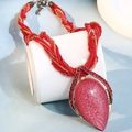 Vue détaillée du collier bohème avec pierre rose en goutte et cristaux rouges fins - Rouge