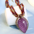 Collier bohème vintage avec pierre goutte violette et bordure en cristaux roses - Violet