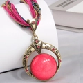 Dettaglio di ciondolo bohémien con pietra di marmo rosa e cordino in seta intrecciata - Rosa Rossa