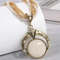 Collana stile boho con pietra bianca e ciondolo a luna in oro antico - Beige