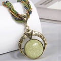 Collana boho con pietra verde craquelé e perline sottili in stile etnico vintage - verde oliva