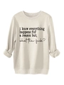 Dettaglio della felpa girocollo crema con la stampa 'i know everything happens' - S / Sabbia