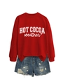 Dettaglio della felpa rossa con scritta HOT COCOA e pantaloncini di jeans strappati - S / Rosso Brillante (Carattere Bianco)