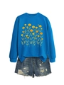 Détail d'un sweat-shirt bleu avec imprimé souci jaune et short en jean déchiré tendance - S / Bleu Lac