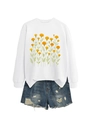 Détail d'un sweat blanc à col rond imprimé de soucis avec un short en jean usé tendance - Blanc