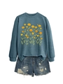 Vue à plat d'un sweat-shirt gris à fleurs de souci et d'un short en jean usé - Bleu