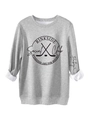 Primer plano del estampado de hockey Rinkside Social Club y puño acanalado en sudadera gris - S / Gris claro