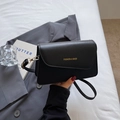 Minimalistische schwarze Umhängetasche mit Webstruktur und goldenem Fashion-Logo - Schwarz