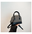 Dettaglio mini borsa a conchiglia con tessuto bicolore testurizzato e ecopelle nera - Nero