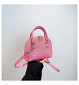 Dettaglio borsa a cupola rosa con contrasto di trama intrecciata e hardware dorato - Rosa
