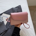 Chique roze crossbody tas voor dames met geweven textuur en gouden mode-logo - Roze