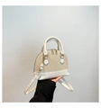 Dettaglio borsa a conchiglia in paglia beige con manici in pelle bianca e zip dorate - Bianco Sporco