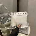 Sac à bandoulière blanc avec franges et clous argentés pour femme style bohème - Blanc