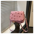 Dettaglio della borsa a tracolla rosa con motivo ciliegia e finiture dorate - Rosa