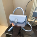 Borsa a tracolla retrò azzurra in denim patchwork con fibbia in metallo argento - Blu