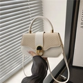 Elegante handtas van wit leer en beige vlechtwerk met gouden gesp en schouderband - Wit