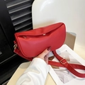 Bolso medialuna de cuero rojo granulado con hebilla dorada y correa ajustable - Rojo