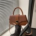 Elegante bruine geometrische handtas met geweven flap en gouden ronde slot - Bruin