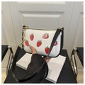 Borsa sottobraccio in PU bianco con stampa a fragola, finiture nere e catena d'oro - Nero