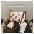 Borsa sottospalla bianca con stampa a fragola, bordi in pelle e catena dorata trendy - Marrone