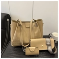 Conjunto de tres bolsos beige con relieve de cocodrilo y correa de hombro tejida - Caqui