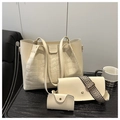 Detalle del juego de bolsos de tres piezas crema con textura de cocodrilo y correa de tejido - Blanco
