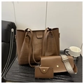 Detalle del conjunto de bolsos marrones con textura de cocodrilo y bolso bandolera - Marrón