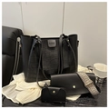 Detalle del bolso tote con estampado de cocodrilo, correa étnica y herrajes dorados - Negro