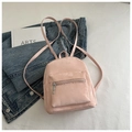 Detalle de una mini mochila rosa con logo Anmi sobre fondo de chaqueta vaquera - Rosa