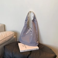 Sac fourre-tout à carreaux vichy avec nœud et doublure fleurie sur une chaise en cuir - Noir Face B (Impression de Lettres)