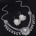 Set de joyería bohemia plateada con cadena de frente floral y pendientes colgantes - Blanco