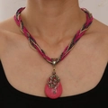 Böhmische mehrlagige Halskette mit rosa Tropfenanhänger und goldener Vintage-Blumenverzierung - Rosenrot