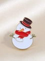 Détail de l'épinglette bonhomme de neige en émail avec écharpe rouge sur satin - Bonhomme de Neige