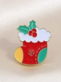 Détail de broche en émail botte de Noël avec houx sur un tissu satiné beige élégant - Chaussette de Noël