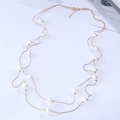 Élégant collier double épaisseur en chaîne dorée avec perles blanches sur fond blanc - Blanc